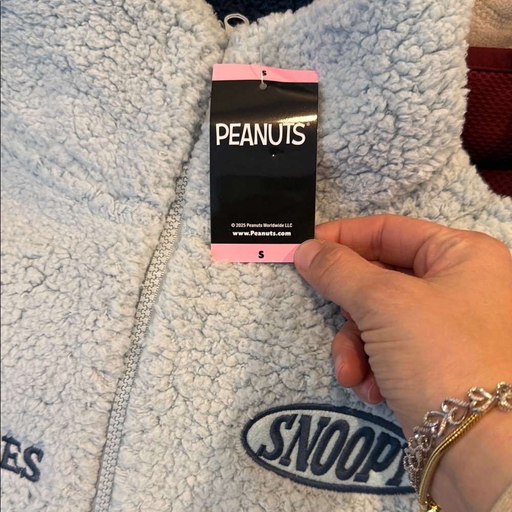 Woman’s small  Sherpa Fleece Pullover - Light Blue peanuts snoopy NEW - Picture 4 of 4